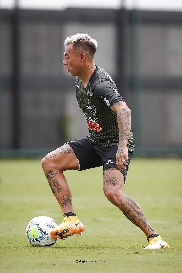 Edu Vargas en su primer entrenamiento con Atlético Mineiro