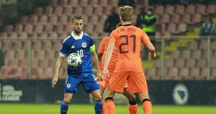 Pjanic frente a De Jong en duelo de los Países Bajos