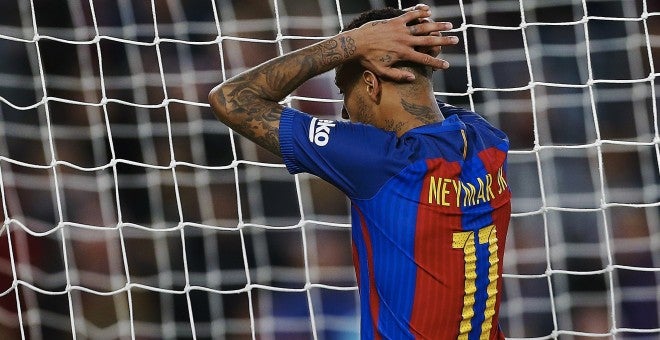 Neymar se lamenta tras fallar una acción