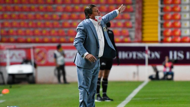 Miguel Herrera durante un partido con América