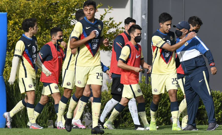 Mauricio Gallaga celebra con sus dirigidos de la Sub 20 un gol