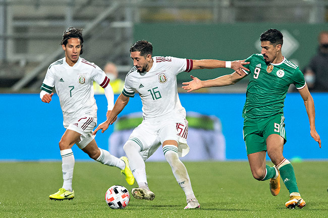 Herrera protege el balón durante el último amistoso contra Argelia