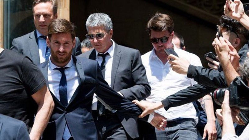 Lionel Messi y Jorge Messi tras una reunión 