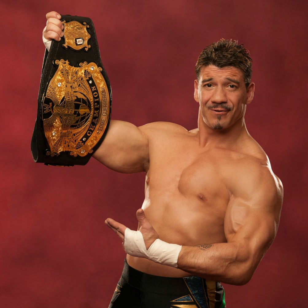 Eddie Guerrero celebrando con el campeonato de la WWE