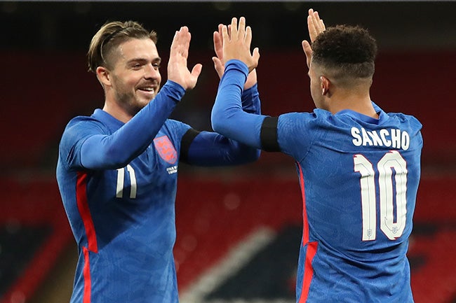 Sancho y Grealish se felicitan en un gol de Inglaterra