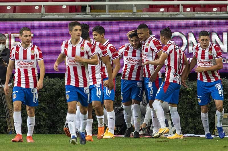 Jugadores de Chivas festeja un gol en el Akron 