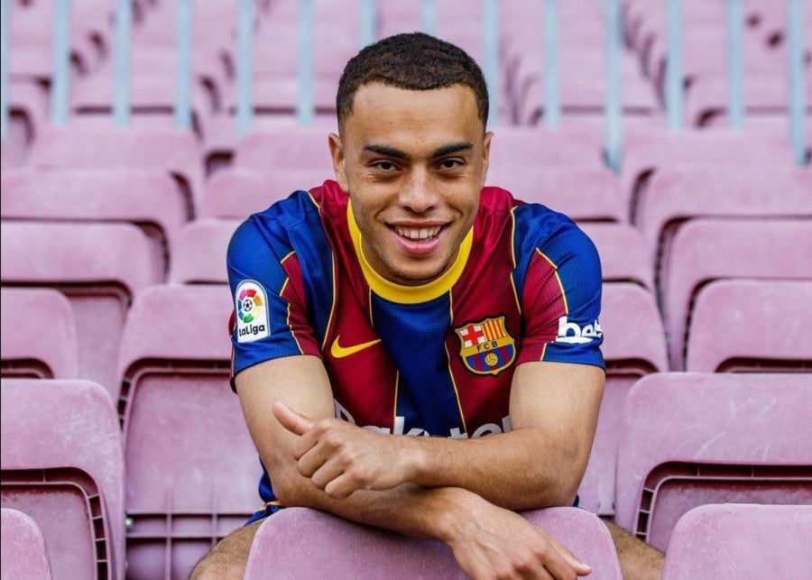 Sergiño Dest en su presentación con el Barcelona