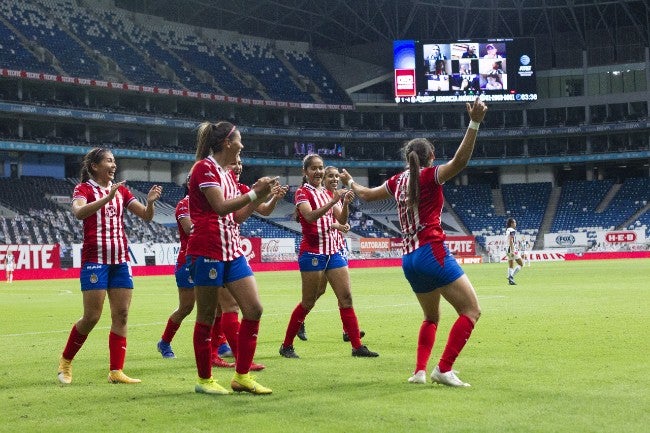 Palafox celebra con sus compañeras