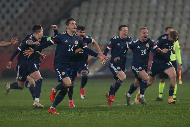Jugadores de Escocia, corren felices tras lograr el boleto a la Euro 2020