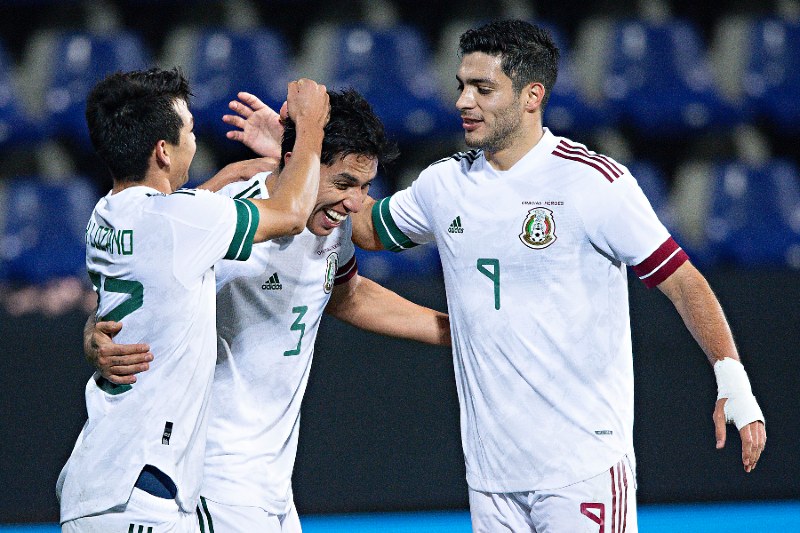 Salcedo, Jiménez y Lozano celebran gol vs Corea del Sur