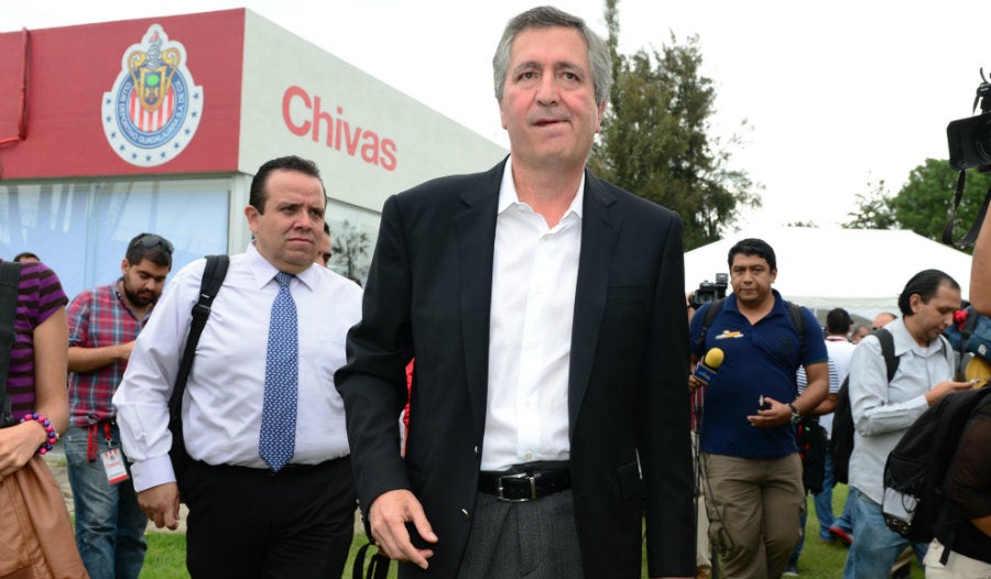 Jorge Vergara durante un recorrido por las instalaciones de Chivas