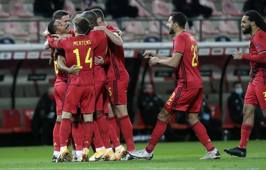 Tielemans es felicitado por sus compañeros