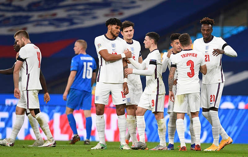 Jugadores ingleses festejan un gol contra Islandia 