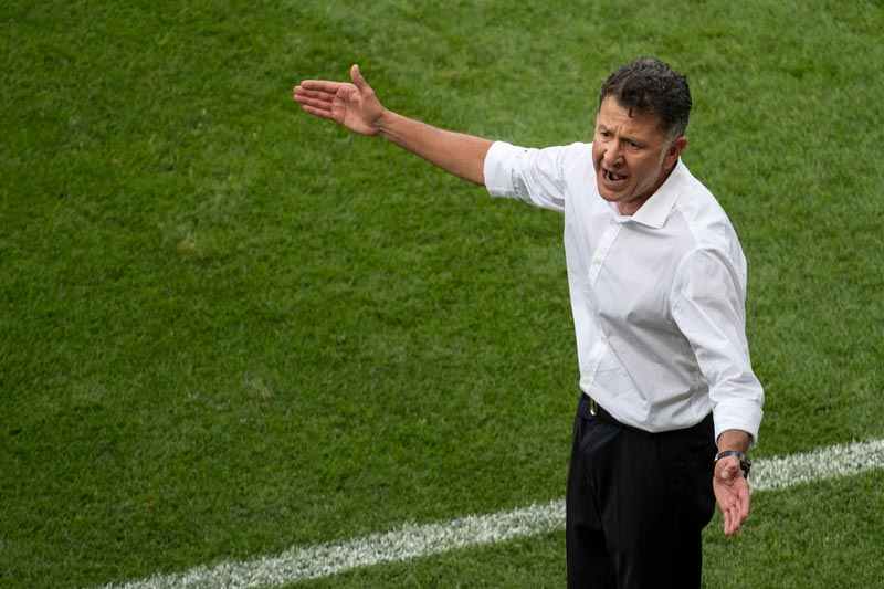 El entrenador colombiano durante un partido