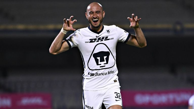 Carlos González celebra gol con Pumas