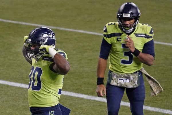 Russell Wilson y Carlos Hyde en festejo