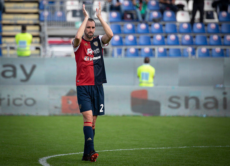 Diego Godín durante un duelo con el Cagliari  