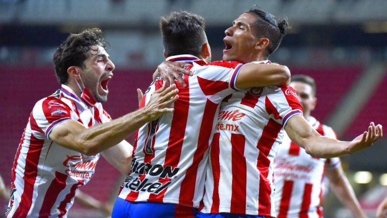 Jugadores de Chivas celebran gol ante Monterrey