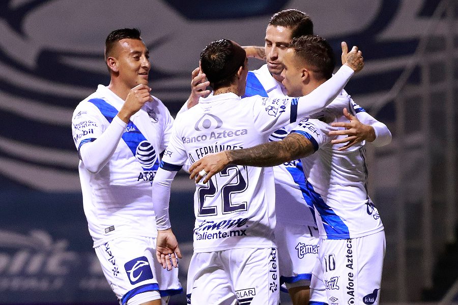 Jugadores del Puebla celebran gol