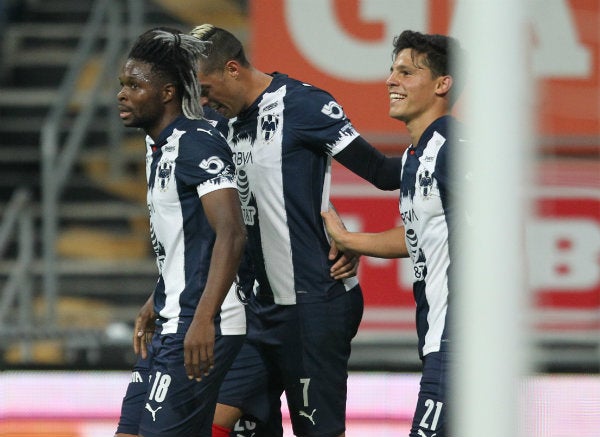 Jugadores de Rayados celebrando un gol