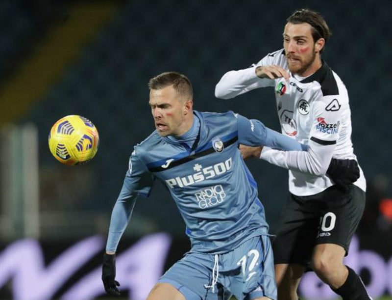 Josip Ilicic del Atalanta y Simone Bastoni del Spezia con su marca roja 