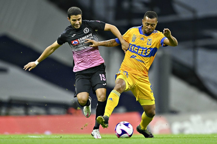 Ignacio Rivero pelea el balón con Rafael Carioca en Cruz Azul vs Tigres