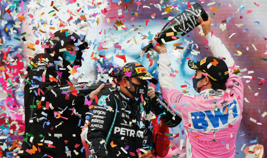 Checo Pérez celebrando con Hamilton el podio en Turquía