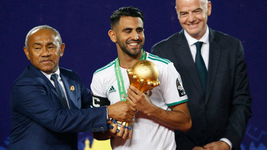 Ahmad entrega la Copa Africana de Naciones a Riyad Mahrez de Argelia