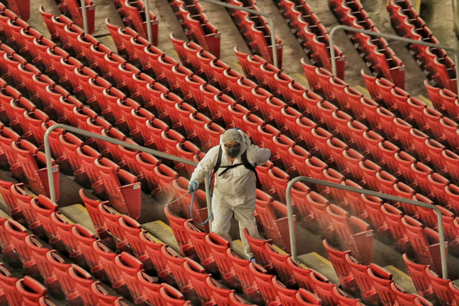 Trabajador sanitizando las butacas del Akron