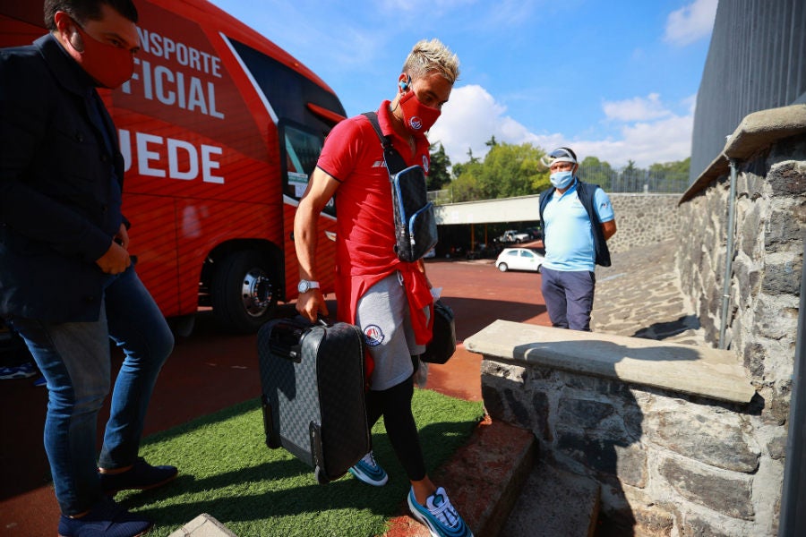 Barrera con cubrebocas llegando al Estadio Olímpico de Ciudad Universitaria