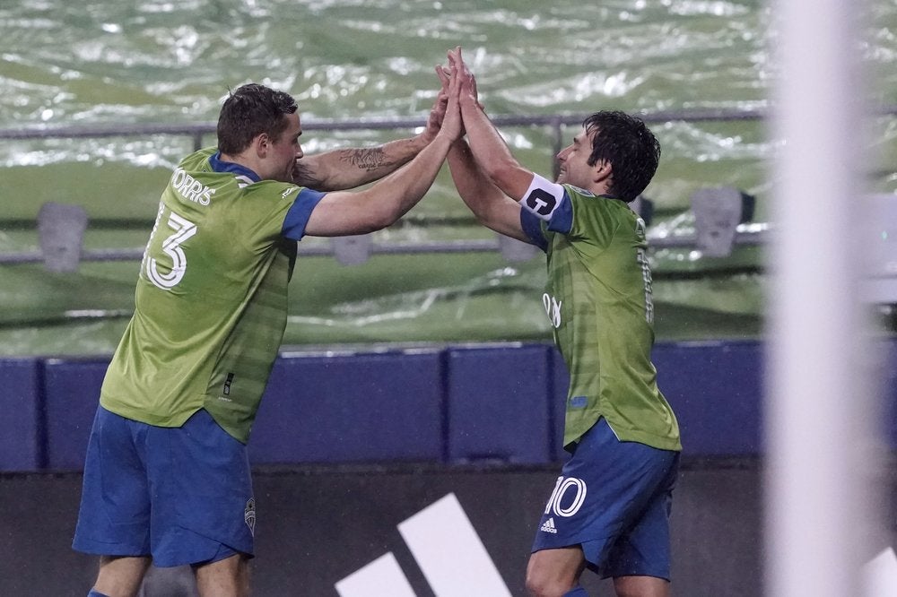 Jugadores de Seattle festejan un gol contra LAFC