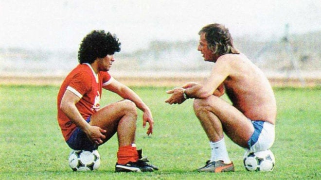 Maradona y César Luis Menotti en entrenamiento