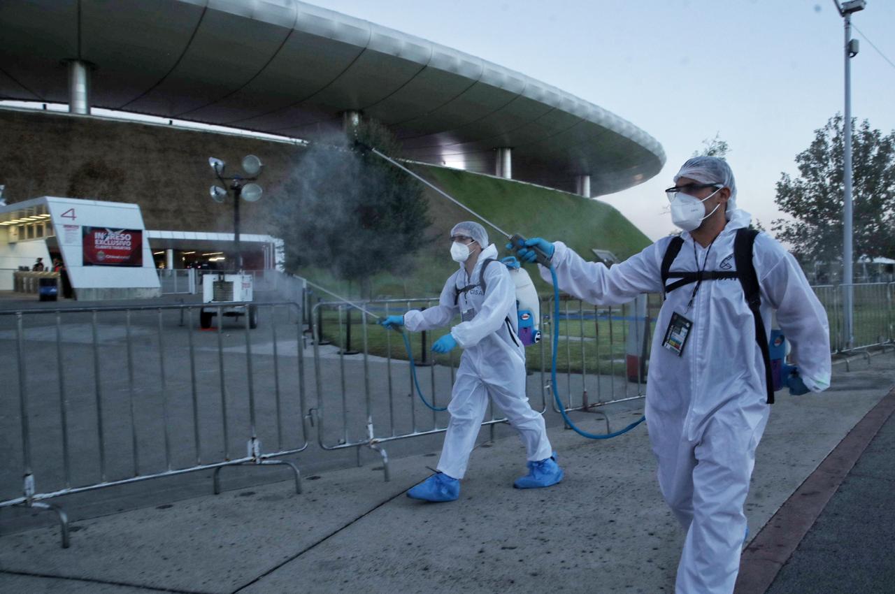 Personal sanitiza las inmediaciones del estadio