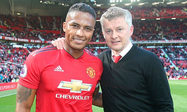 Valencia posa junto a Solskjaer, DT del Manchester United