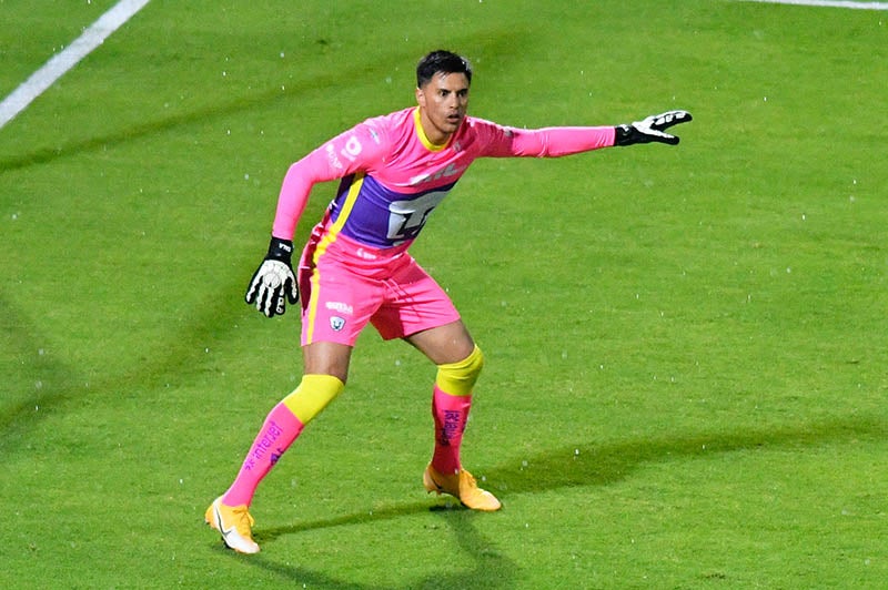 Alfredo Talavera durante un duelo con Pumas 