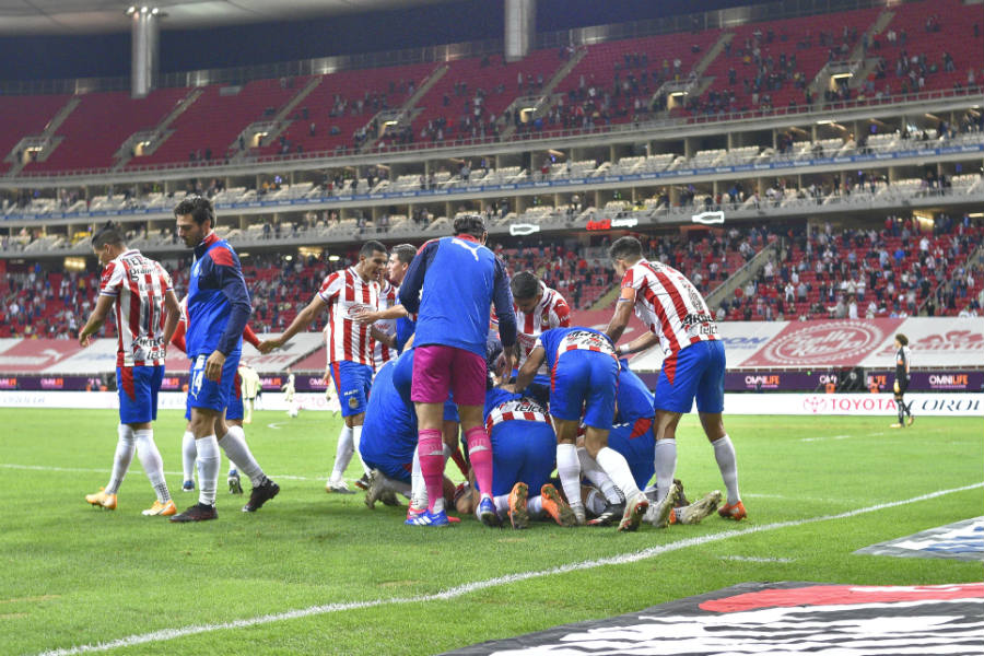 Jugadores de Chivas festejan con Calderón