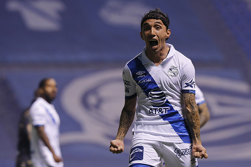 Omar Fernández festeja un gol contra La Fiera 