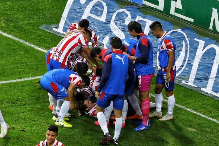 Jugadores de Chivas celebran gol vs América