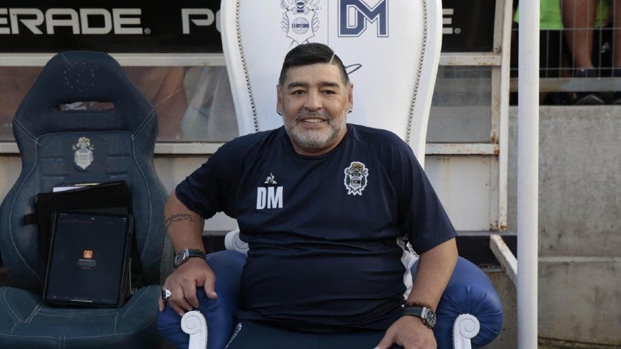 Diego Maradona durante un partido con Gimnasia y Esgrima