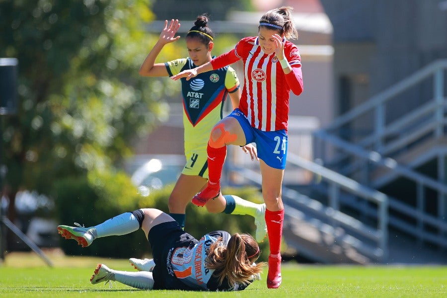 Renata Masciarelli quitándole el balón a Alicia Cervantes