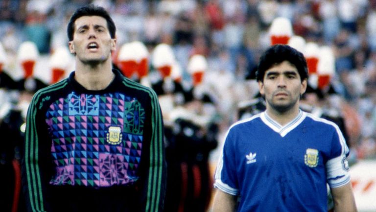 Diego Maradona junto a Sergio Goycochea en Italia 90