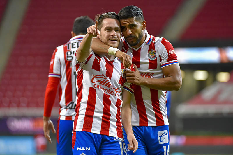 Ponce festeja un gol junto al Canelo Angulo 