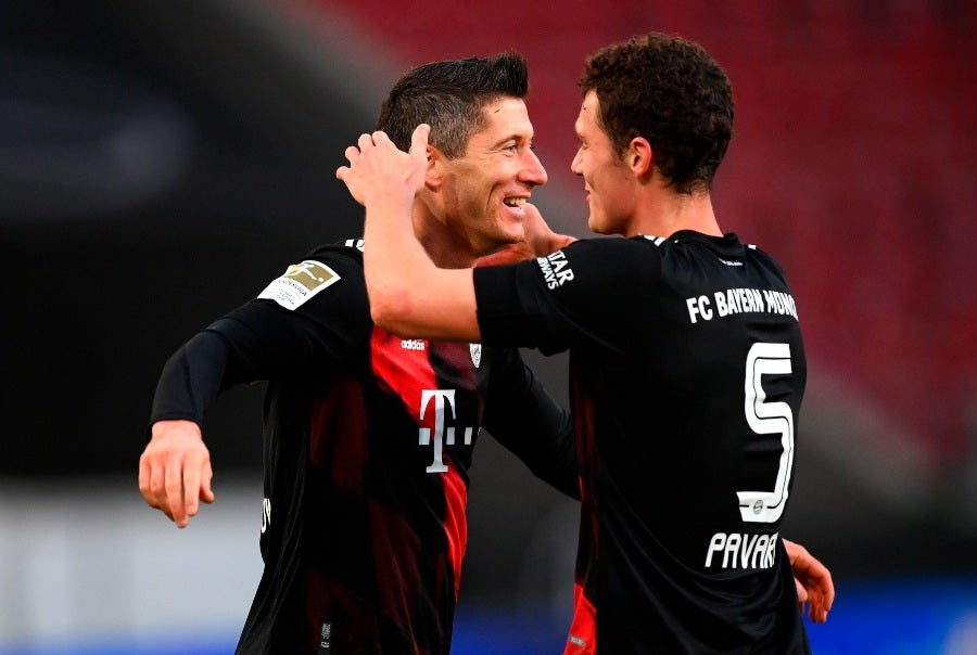 Robert Lewandowski y Pavard celebrando un gol