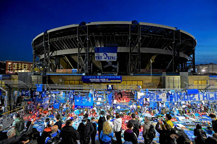 Alrededores del Estadio San Paolo en homenaje al argentino