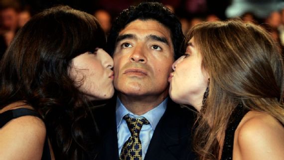 Maradona junto a sus hijas Dalma y Giannina