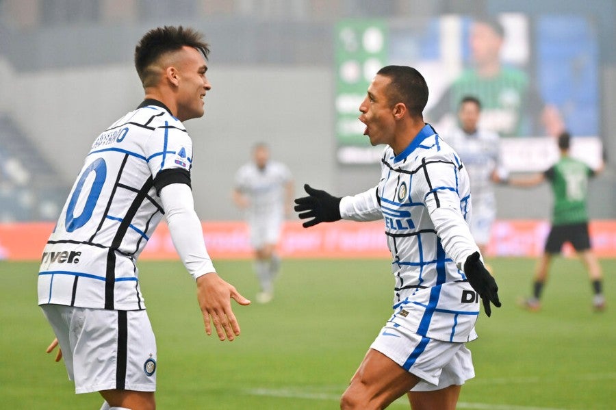 Martínez y Alexis Sánchez celebrando un gol con el Inter