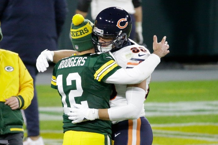 Trubisky y Rodgers se abrazan después del partido