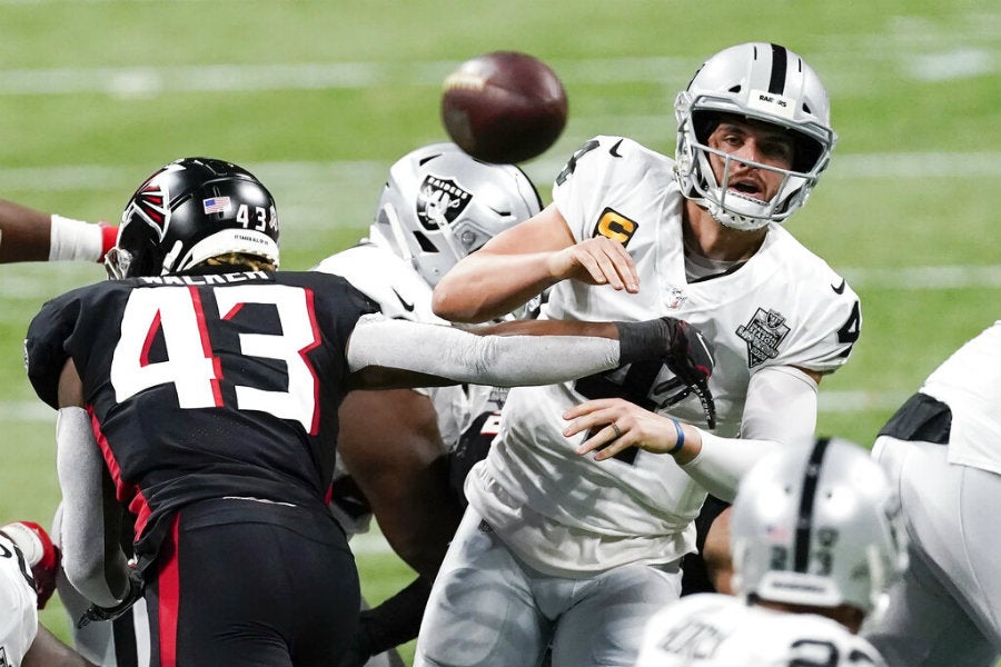 Derek Carr sufrió ante la defensiva de Falcons