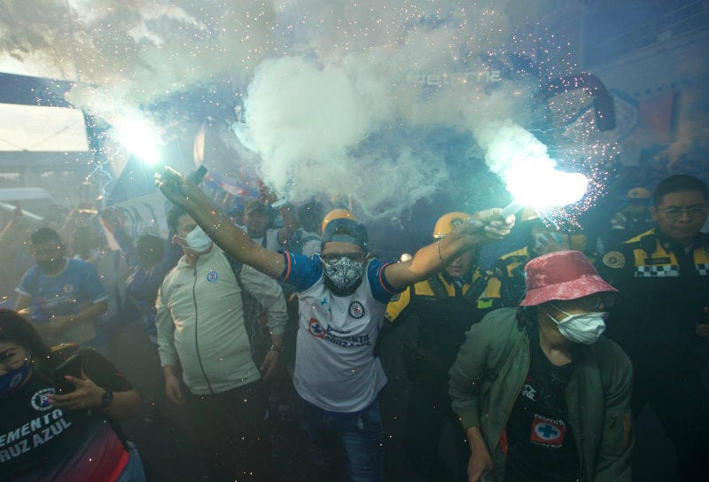 Afición de Cruz Azul en pasillo