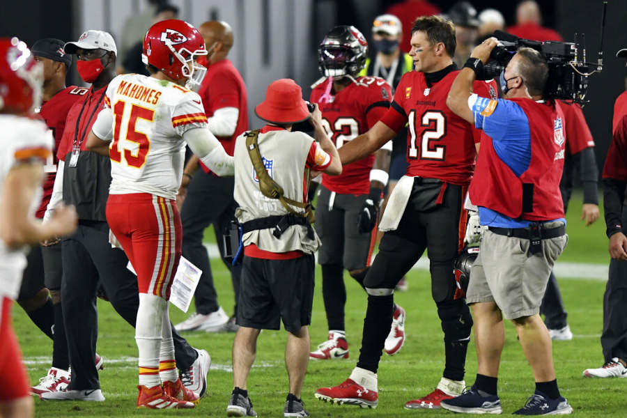 Al final del juego, Mahomes y Brady se saludan